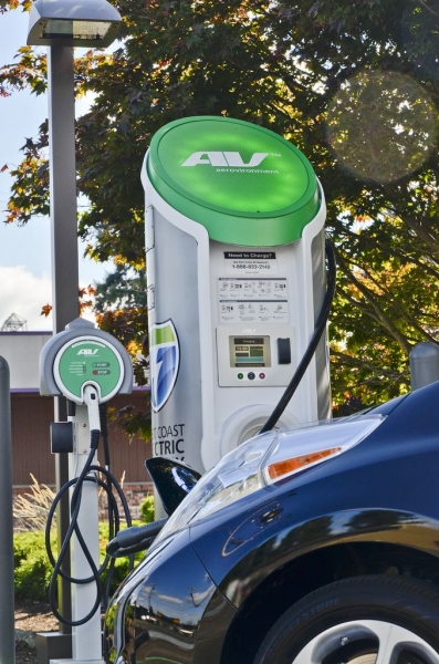 Punkt ładowania West Coast Electric Highway w stanie Waszyngton wyposażony w szybką ładowarkę CHAdeMO i terminal jednofazowy firmy AeroVironment