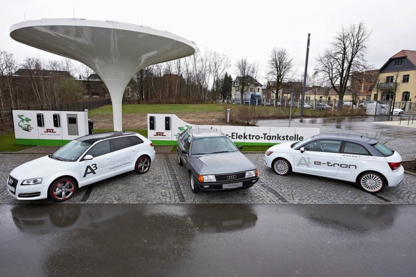 Audi A3 e-tron obok hybryd Audi 100 Avant duo i Audi A1 e-tron