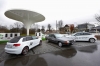Audi A3 e-tron obok hybryd Audi 100 Avant duo i Audi A1 e-tron