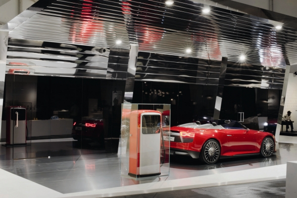 Audi e-tron na futurystycznej stacji ładowania e-den