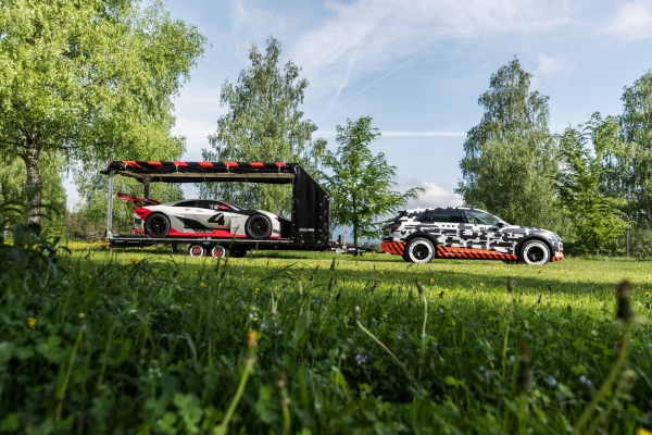 Audi e-tron prototype z Audi e-tron Vision Gran Turismo na przyczepce