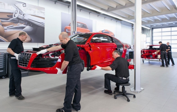 Montaż pierwszych egzemplarzy Audi R8 e-tron