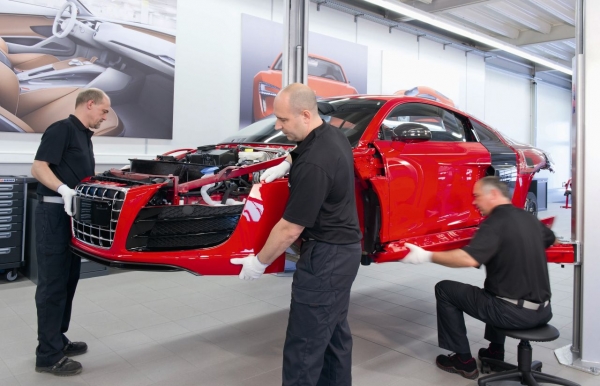 Montaż pierwszych egzemplarzy Audi R8 e-tron