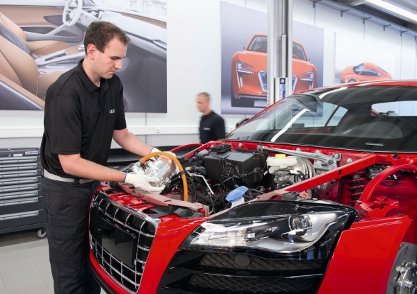 Montaż pierwszych egzemplarzy Audi R8 e-tron