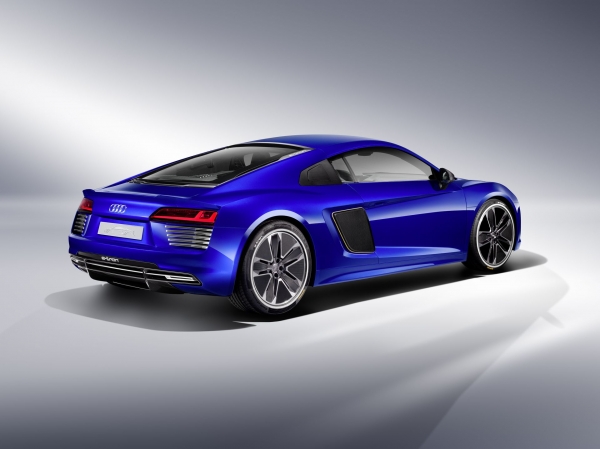 Audi R8 e-tron 2015 (prototyp z funkcjami autonomicznej jazdy)