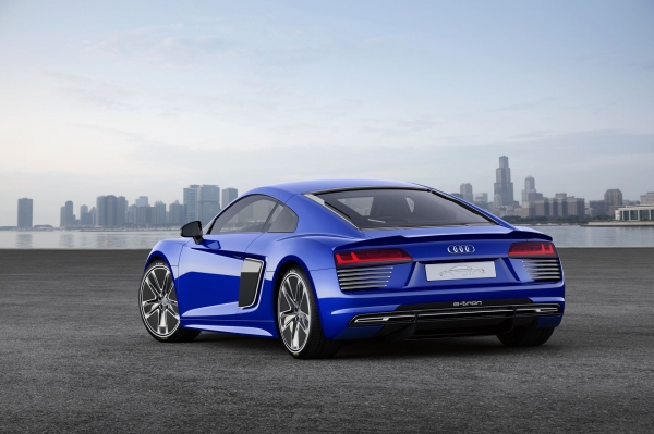 Audi R8 e-tron 2015 (prototyp z funkcjami autonomicznej jazdy)