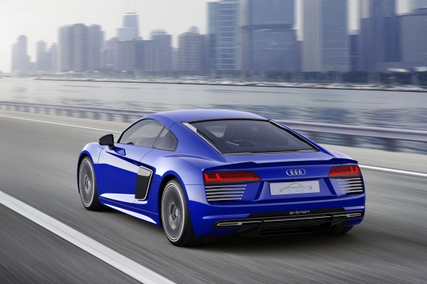 Audi R8 e-tron 2015 (prototyp z funkcjami autonomicznej jazdy)