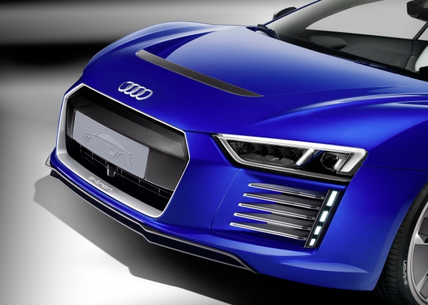 Audi R8 e-tron 2015 (prototyp z funkcjami autonomicznej jazdy)