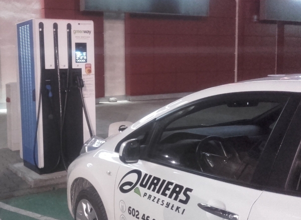 Nissan Leaf we flocie Quriers - ładowanie z ładowarki Delta