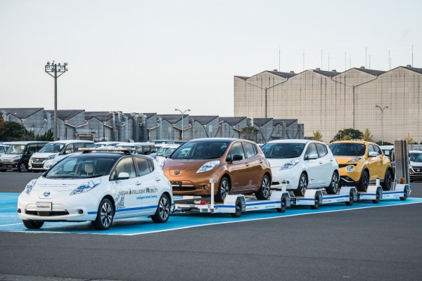 Autonomiczny Nissan Leaf z systemem Intelligent Vehicle Towing (IVT)