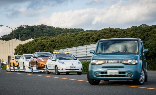 Autonomiczny Nissan Leaf z systemem Intelligent Vehicle Towing (IVT)