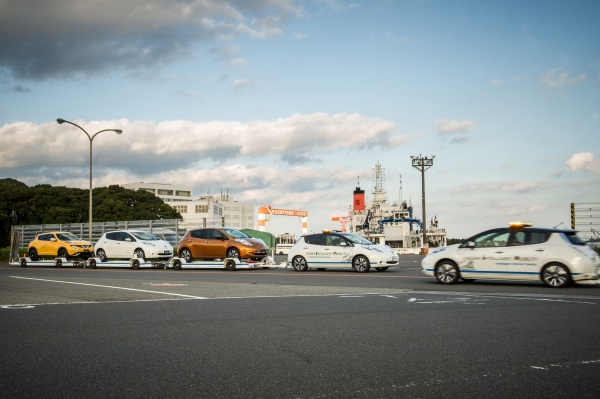 Autonomiczny Nissan Leaf z systemem Intelligent Vehicle Towing (IVT)
