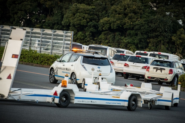 Autonomiczny Nissan Leaf z systemem Intelligent Vehicle Towing (IVT)