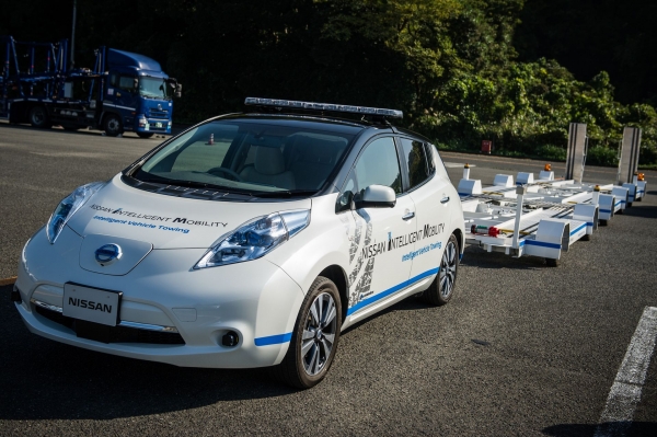 Autonomiczny Nissan Leaf z systemem Intelligent Vehicle Towing (IVT)