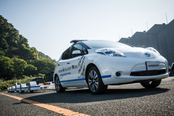 Autonomiczny Nissan Leaf z systemem Intelligent Vehicle Towing (IVT)