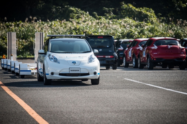 Autonomiczny Nissan Leaf z systemem Intelligent Vehicle Towing (IVT)