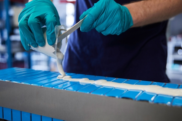 BMW Battery Cell Competence Centre - montaż prototypowego modułu akumulatorów