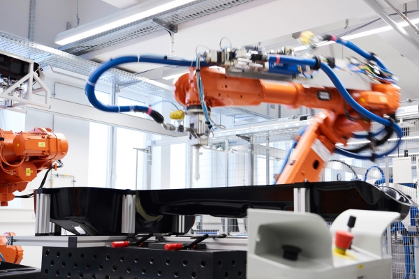 BMW Battery Cell Competence Centre - montaż prototypowego pakietu akumulatorów