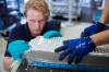 BMW Battery Cell Competence Centre - montaż prototypowego modułu akumulatorów