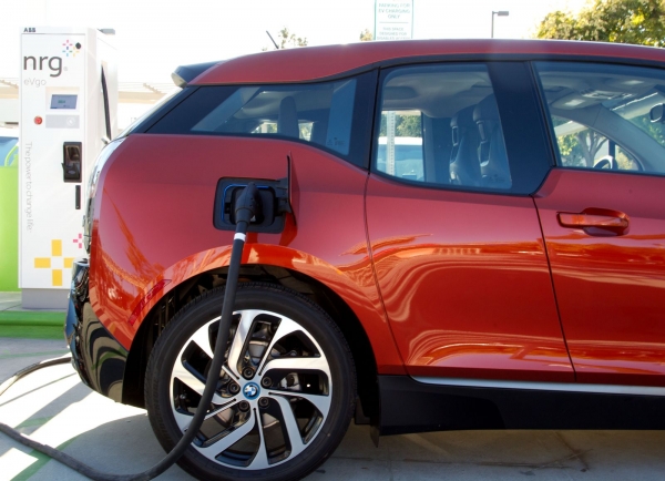 BMW i3 (wersja północnoamerykańska) obok SAE J1772 combo