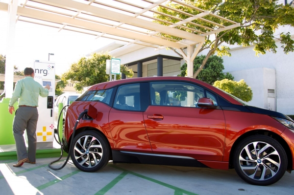 BMW i3 (wersja północnoamerykańska) obok SAE J1772 combo