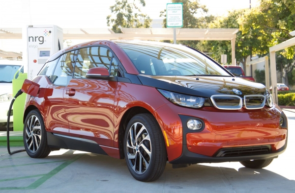 BMW i3 (wersja północnoamerykańska) obok SAE J1772 combo