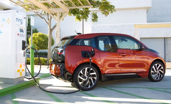 BMW i3 (wersja północnoamerykańska) obok SAE J1772 combo
