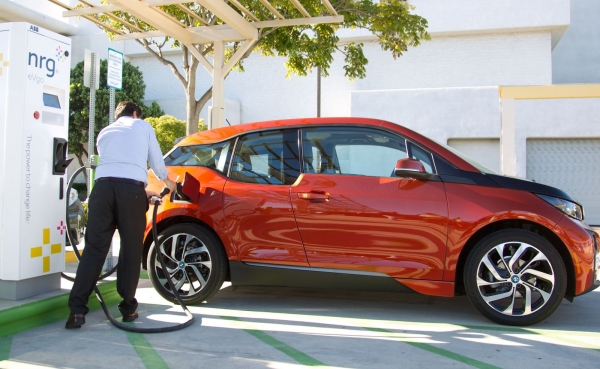 BMW i3 (wersja północnoamerykańska) obok SAE J1772 combo