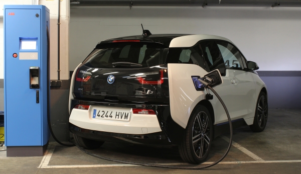 BMW i3 podłączone do szybkiej ładowarki
