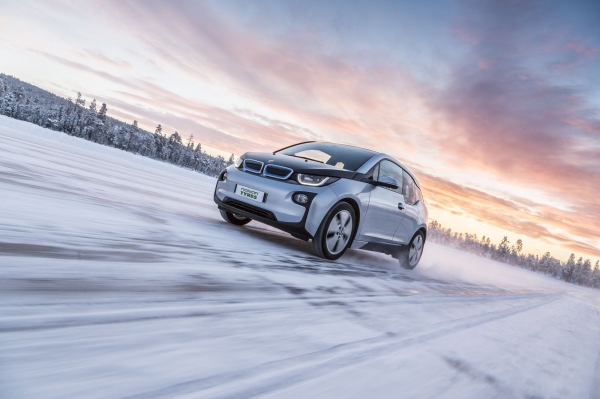 BMW i3 z oponami zimowymi Nokian Hakkapeliitta R2