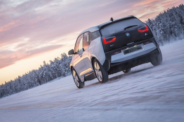 BMW i3 z oponami zimowymi Nokian Hakkapeliitta R2