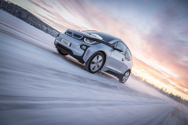 BMW i3 z oponami zimowymi Nokian Hakkapeliitta R2