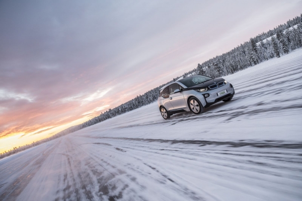 BMW i3 z oponami zimowymi Nokian Hakkapeliitta R2