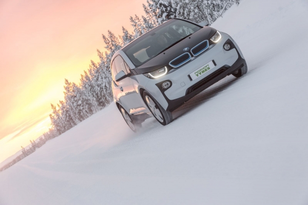 BMW i3 z oponami zimowymi Nokian Hakkapeliitta R2