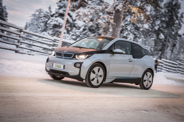 BMW i3 z oponami zimowymi Nokian Hakkapeliitta R2