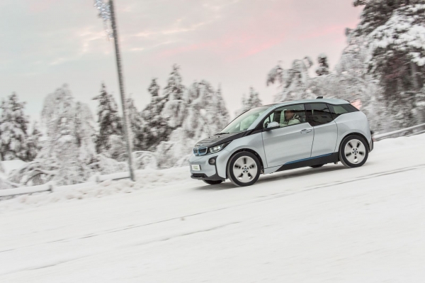 BMW i3 z oponami zimowymi Nokian Hakkapeliitta R2
