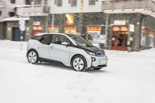 BMW i3 z oponami zimowymi Nokian Hakkapeliitta R2