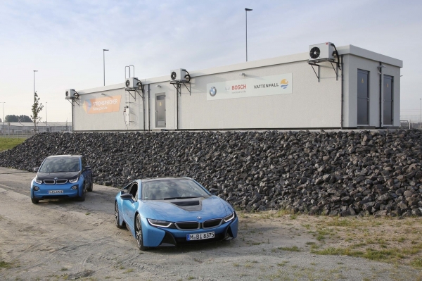 BMW i3 i i8 na tle stacjonarnego magazynu energii