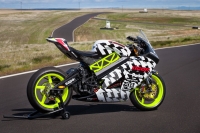 Brammo Empulse RR na treningu razem z motocyklami spalinowymi