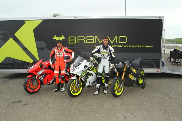 Steve Atlas i Eric Bostrom przy motocyklach Brammo Empulse RR 2013