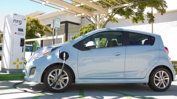 Chevrolet Spark EV obok szybkiej ładowarki SAE J1772 combo