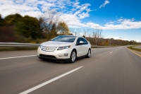 Samochody hybrydowe typu plug-in kontra samochody elektryczne