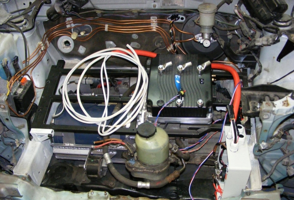 Daihatsu Sirion EV - prace pod maską