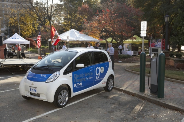 Mitsubishi iMiEV obok Eaton Pow-R-Station