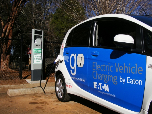 Mitsubishi iMiEV obok Eaton Pow-R-Station