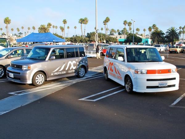 dwa eBox na parkingu