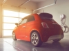 Fiat 500e obok terminalu garażowego firmy AeroVironment