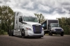 Freightliner eCascadia (z lewej) i Freightliner eM2 (z prawej)