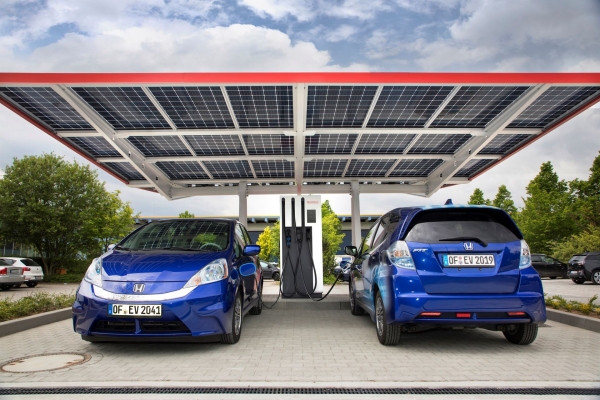 Honda Fit EV na testowej stacji szybkiego ładowania Honda R&D Europe w Niemczech
