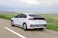 Hyundai IONIQ Electric kontra Plug-In na trasie w teście The Straight Pipes